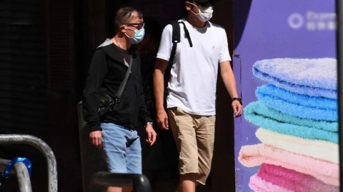 51岁钟汉良菜市场卖菜被拍，转身新剧却横扫热度榜第一