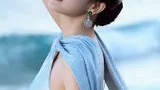杨幂化身海浪女神一袭流动的湛蓝谱写海边优雅诗篇