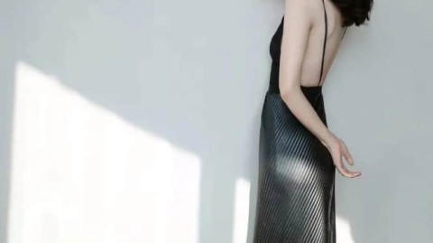 殷桃深V黑裙写真诠释成熟女性从容之美