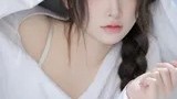 麻花辫少女的夏日絮语：白衣牛仔短裤间的清茶时光