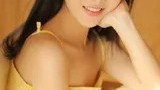 圆脸美少女居家悠闲看杂志写真