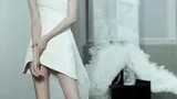迪丽热巴一袭斜裁白裙绽现光影之间的清雅诗篇