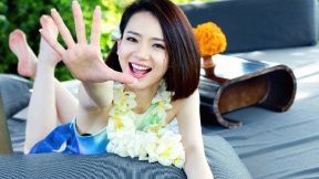 戚薇化身春日绿野精灵 灵动写真展反差萌趣