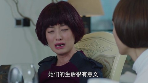 留了半生长发，她用一头短发撕掉所有标签