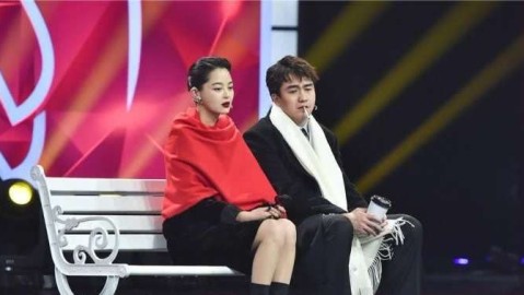 57岁老戏骨至今未婚，前妻却嫁小9岁丈夫被宠成公主