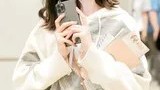 吴宣仪初秋机场演绎下衣失踪风 宽松卫衣巧秀修长美腿