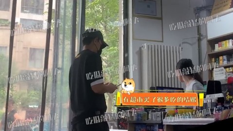 17岁金马影后，如今被拍到素颜在超市教女儿看配料表