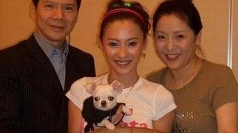 被骂“精致利己”20年，功夫皇帝两改国籍背后