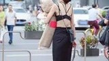 布偶伴美：街头性感吊带内衣时尚瞬间