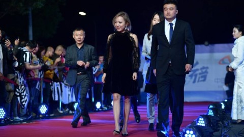 文筱婷光影摇曳间绽放优雅风姿