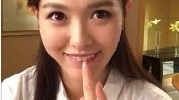 嫁入豪门3年生俩娃，丈夫被判14年后她带着孩子重新拍戏
