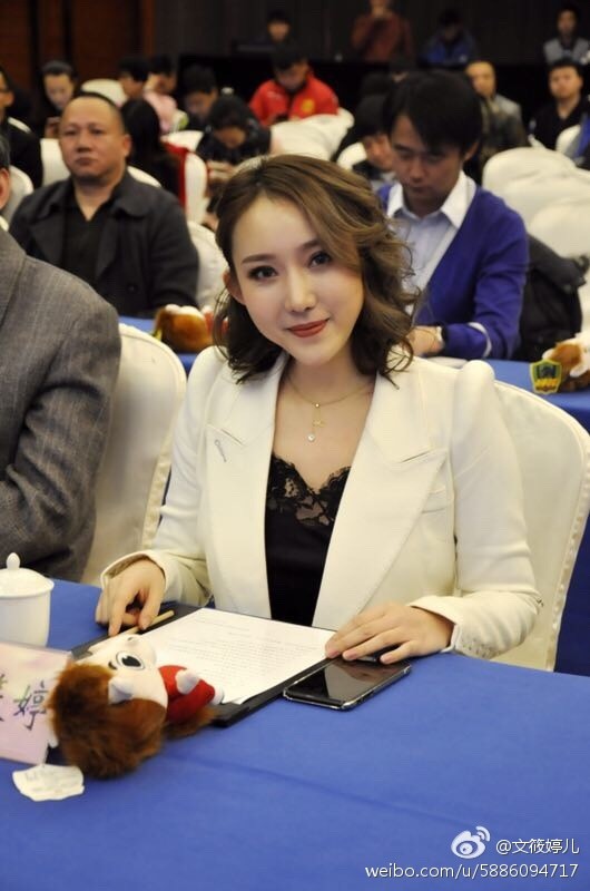 文筱婷扶栏远眺，身姿舒展如画，服装剪裁利落，完美衬托其优雅身段与从容气质