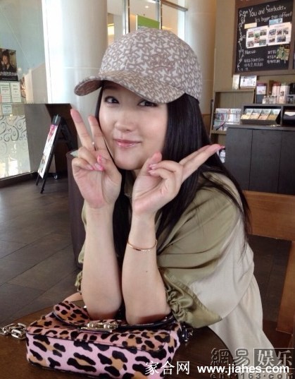 杨钰莹侧颜浅笑，阳光洒在柔顺的发丝上，泛起温柔的光晕，恬静如画。