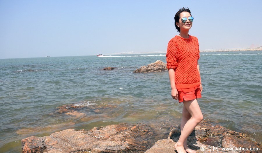 海清倚墙开怀大笑，明媚笑容如夏日阳光