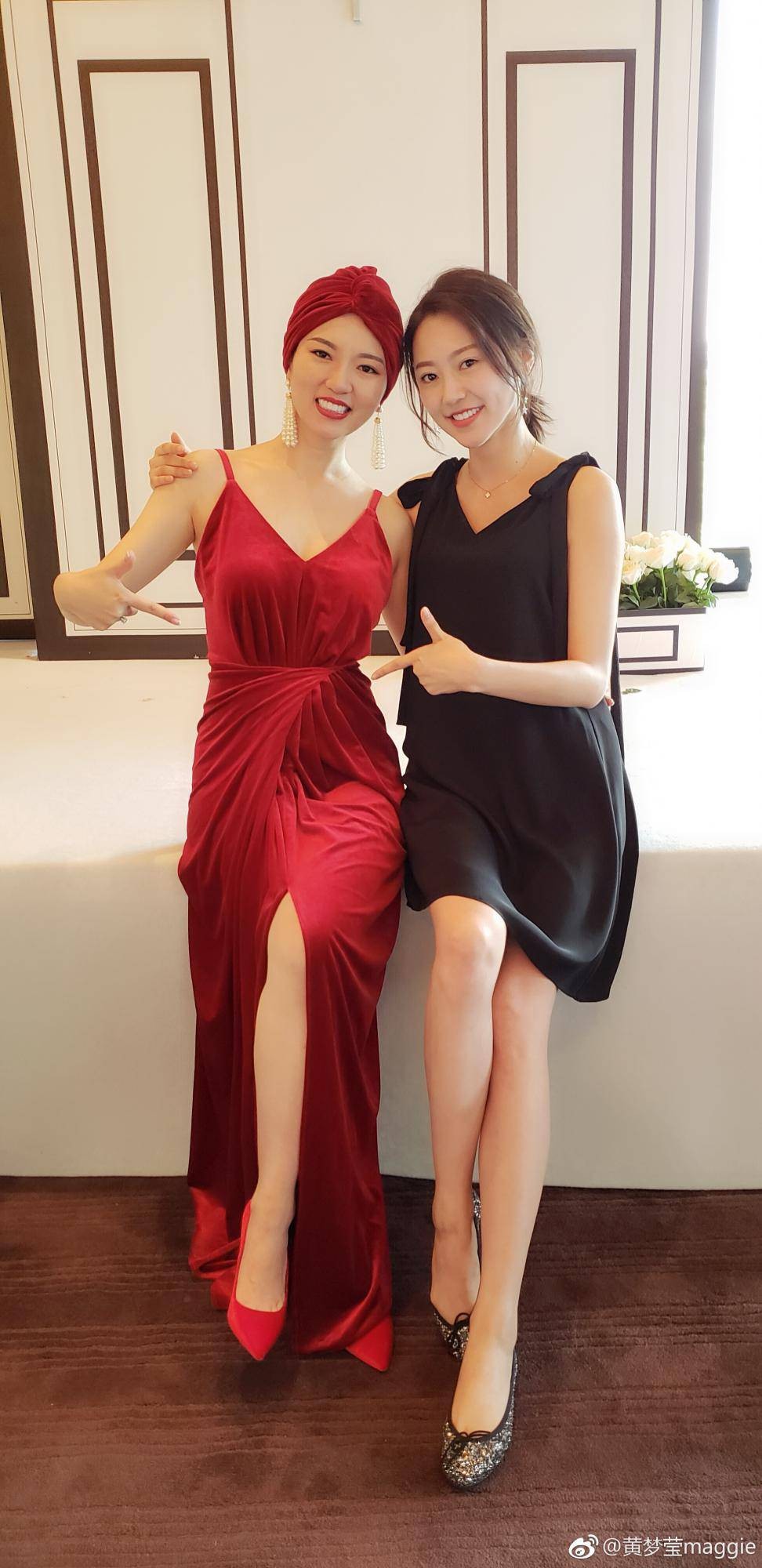 黄梦莹低头浅笑，丝袜美腿在高跟鞋衬托下尽显温婉气质