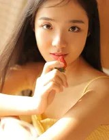 手持杂志贴近脸庞的美少女，眼神温柔，居家氛围温馨，仿佛在分享阅读的喜悦