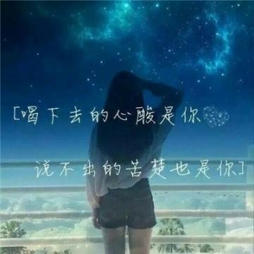 秋叶飘零的寂静街道，橙黄色调渲染出2022年唯美伤感的季节变迁