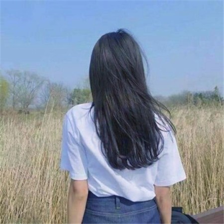 暮色笼罩的静谧海边，一个孤独的女性背影面向沉入海平面的落日，裙摆与发丝随风轻扬，仿佛正将无尽的心事诉诸滔滔海浪
