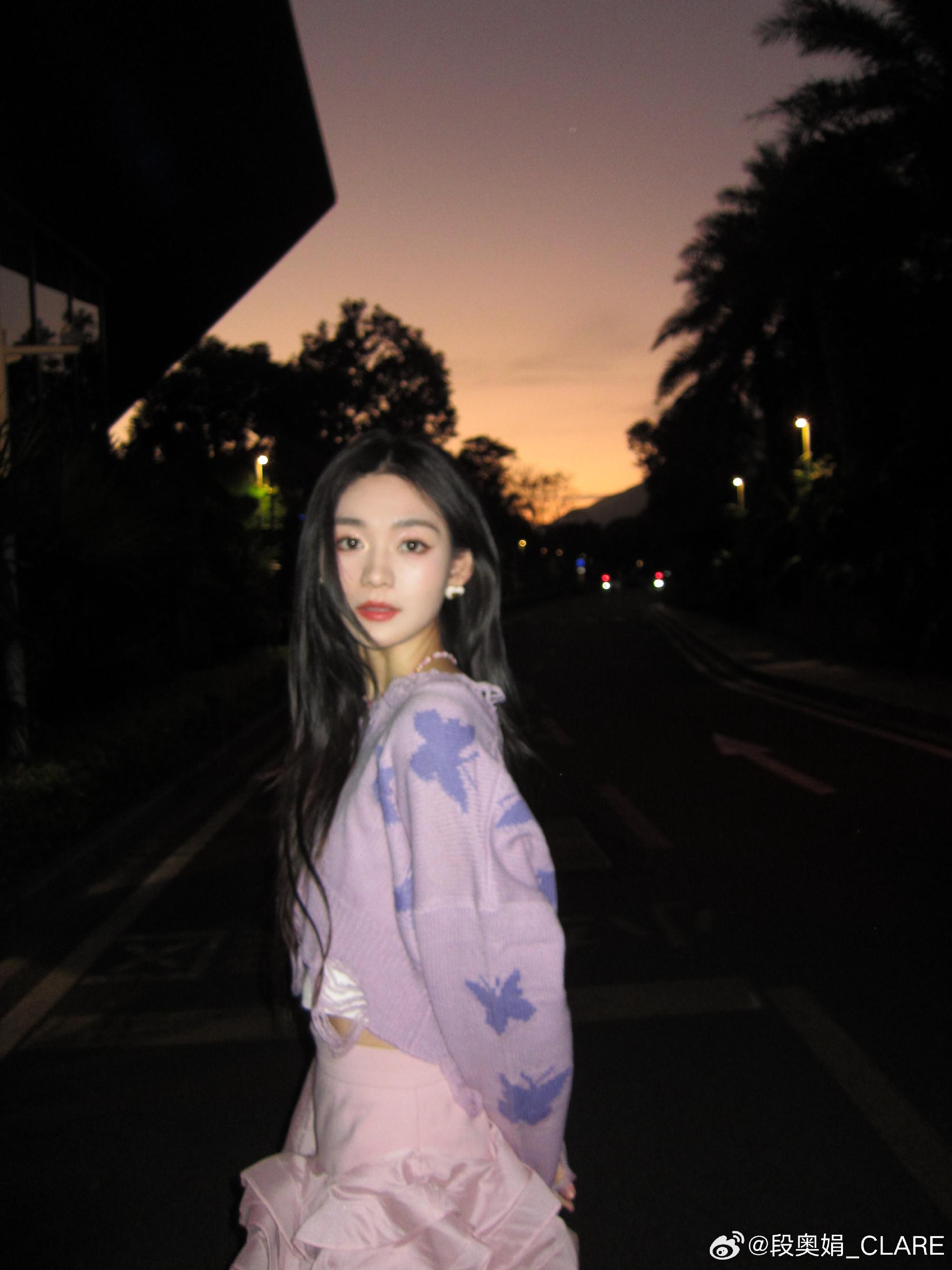 段奥娟光影交错中展现优雅腿部曲线