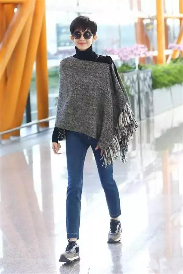 古力娜扎最新短发造型街拍，面部特写展示凌乱的纹理与立体妆容
