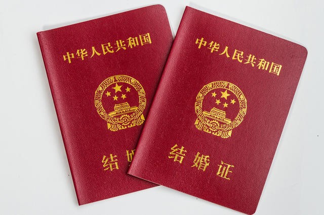 剧中男女主角在民政局领证时的截图