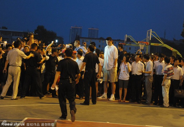姚明近期出席篮球公益活动的现场图
