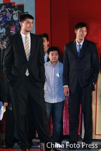 姚明与叶莉早年同框参加活动的照片