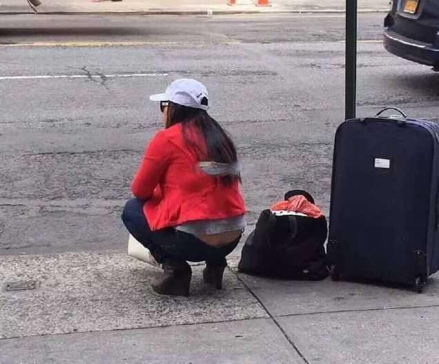 罗玉凤在美国纽约街头出行的背影照片