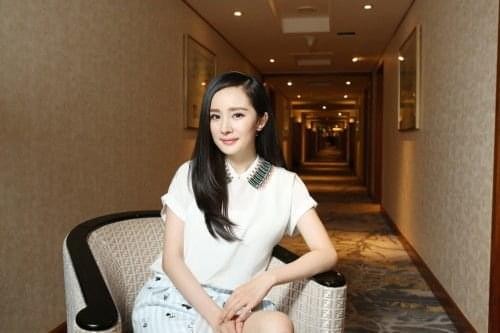 杨幂在嘉行传媒某次会议上与合伙人交谈的公开照片