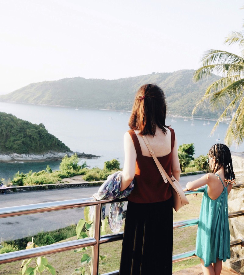 寇静早年普吉岛旅行的自拍照