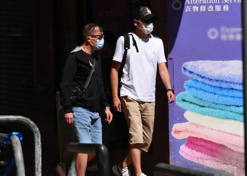 钟汉良在洛阳小饭馆独自就餐的路透照，身形消瘦、衣服空荡