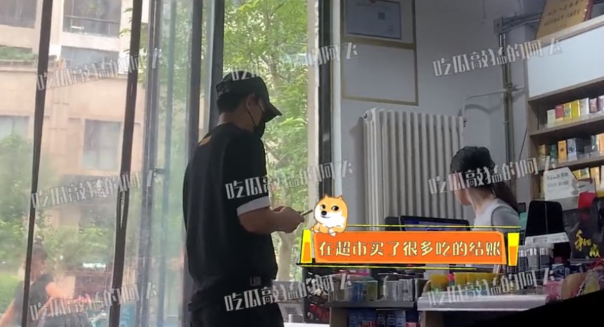 李小璐素颜在超市牵甜馨挑选零食的偶遇照