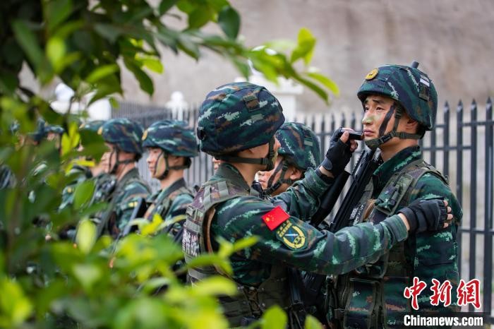 何捷身着武警特战服训练旧照，持枪瞄准姿态英武