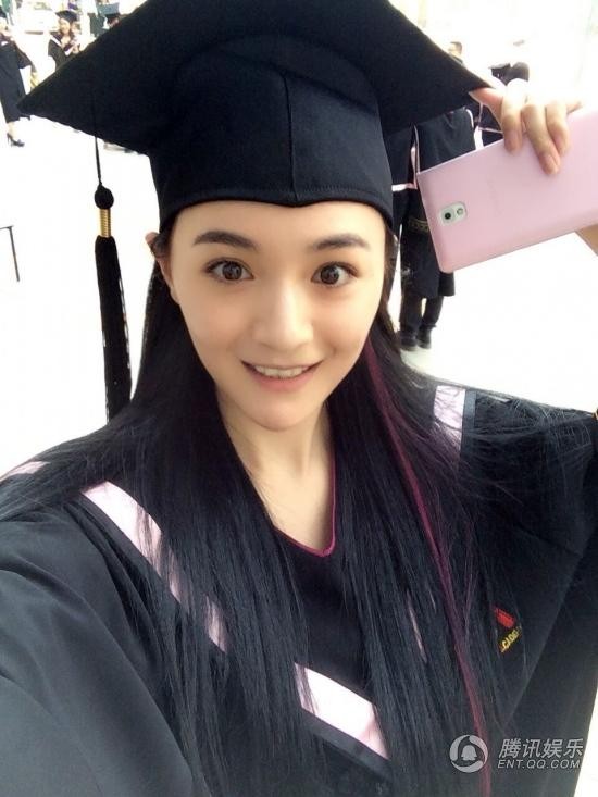黄圣依北京电影学院毕业照，身穿学士服与同学合影