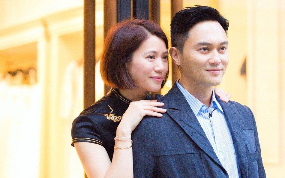 靳东与李佳一家四口出游的温馨合照