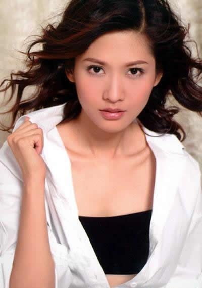 沈星与女儿一起做饭的日常生活画面