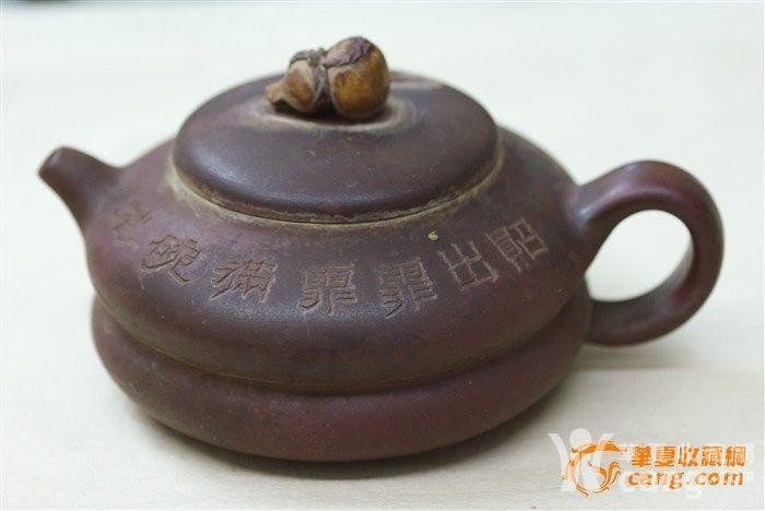 孔令辉在紫砂工作室专注制作紫砂壶的近照