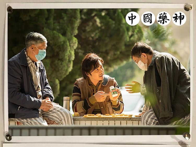 姜文在片场执导电影的工作照