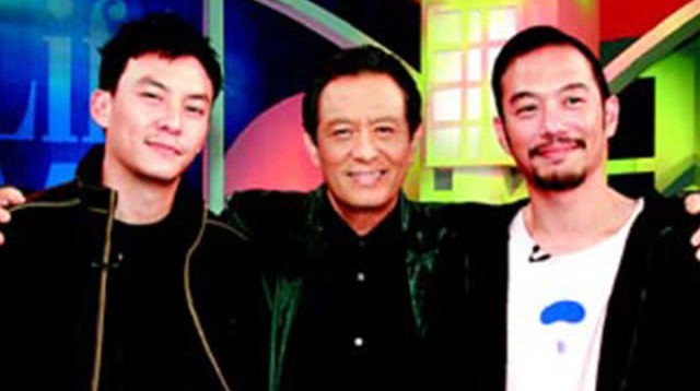 姜文姜武早年合影，两人面容相似度极高，站在一起如同双胞胎