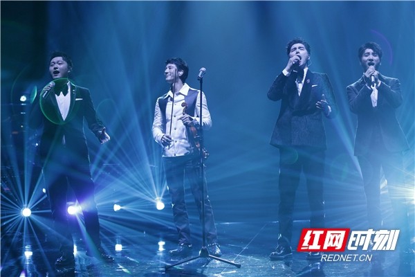声入人心男团与刘欢在后台交流互动照