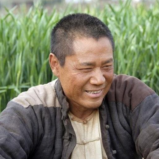陈宝国在《老农民》拍摄现场的幕后工作照