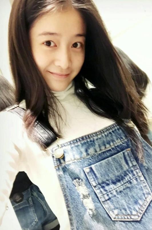 张雪迎单人写真照，展示其“高个脸”视觉效果