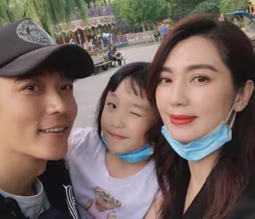 洪欣与子女温馨同框照