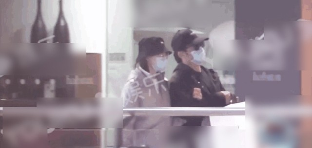 李小冉在医院门口被媒体围堵采访的旧照