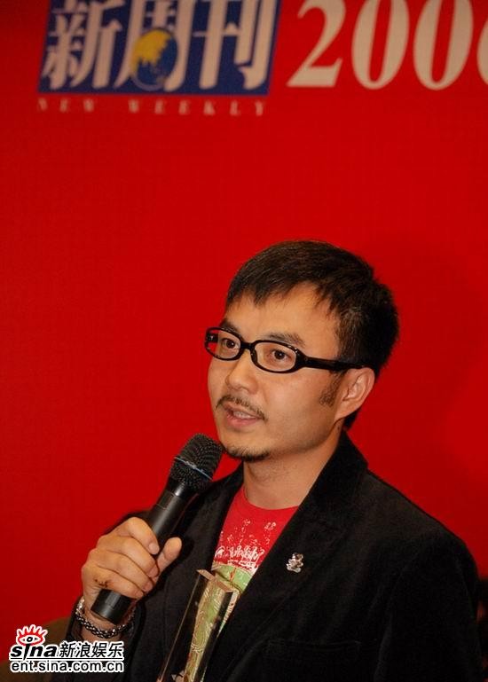 颁奖礼上演员手捧奖杯发表感言特写