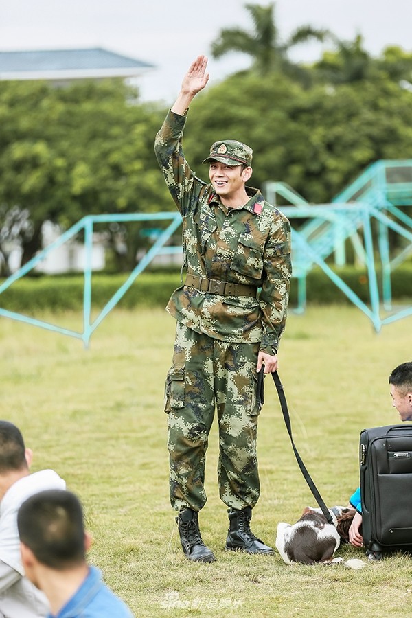 徐佳在《我是特种兵》中身穿军装、表情严肃的剧照