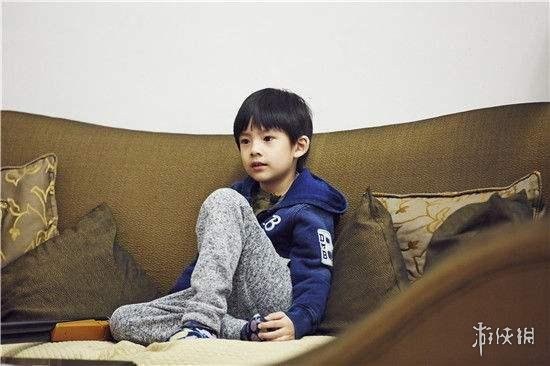 潘粤明与儿子顶顶并肩打游戏的温馨合照