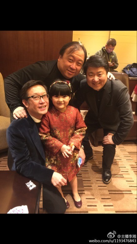 韩红怀抱灾区儿童的公益照片，充满温情