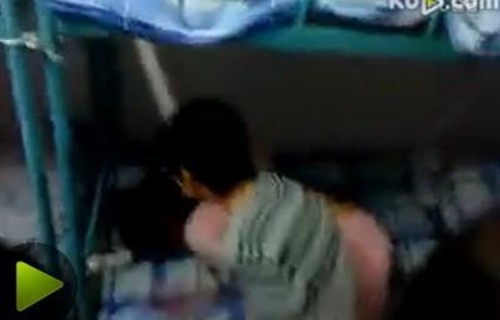 海南公寓窗边激吻视频截图