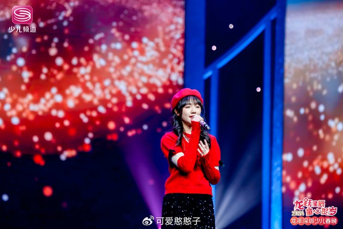 邓丽君身着华丽演出服深情演唱的舞台近景